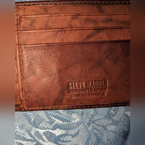 Steve Madden wallet a little flaw , hardly used.